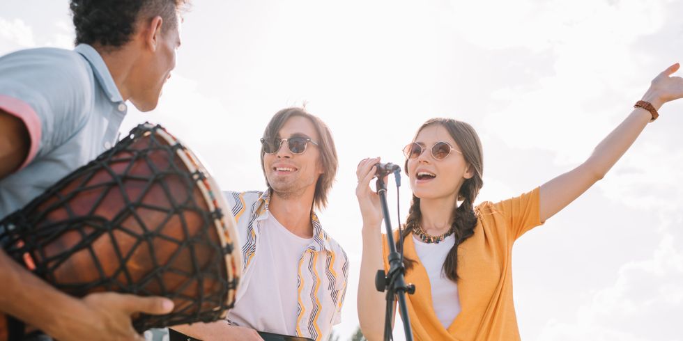 junge Menschen machen Musik und singen
