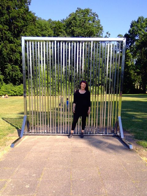 Kunstwerk “vom Winde verweht“ mit der Künstlerin Martina Mezak (Bild: J. Slawinski)