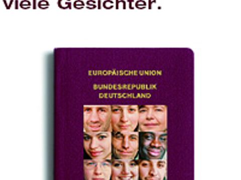 Plakat Einbürgerungskampagne, Plakat mit einem deutschen Pass, auf dem mehrere Gesichter zu sehen sind. Text: „Der deutsche Pass hat viele Gesichter – Passt uns!“ Kampagne der Stadt Berlin zur Einbürgerung.