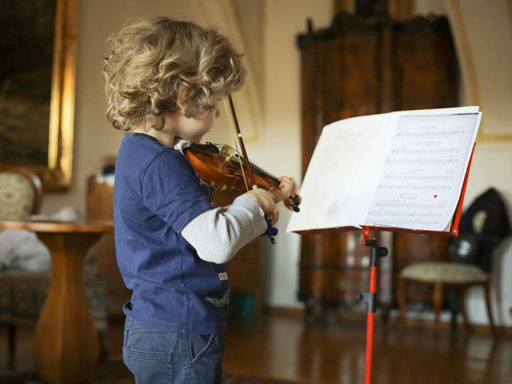 Kind mit Geige Früher instrumentaler Beginn