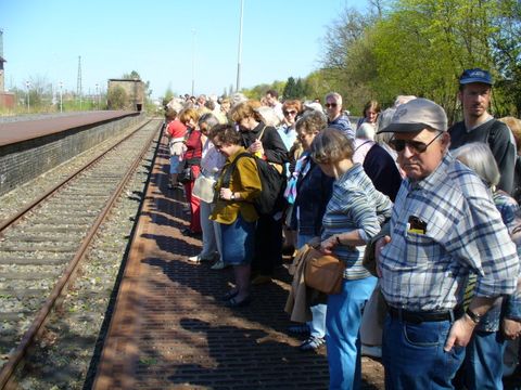 Am Mahnmal "Gleis 17", Foto: KHMM