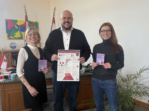 Beitritt ins Bündnis "Gemeinsam gegen Sexismus" mit Viola ehlert, Bezirksbürgermeister Frank Bewig und Juliane Fischer-Rosenthal (Bild: BA Spandau)