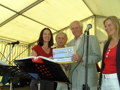 Verleihung des Ehrenamtspreises am 18.9.2009, von links: Sozialstadträtin Martina Schmiedhofer, Schauspieler Tilo Prückner, Preisträger Dr. Herbert Dürrwächter und Moderatorin Katharina Gerlach