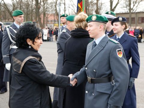 Respekt und Anerkennung von der Bürgermeisterin (Bild: Bundeswehr)
