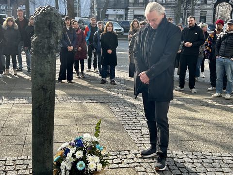 Der stellvertretende Bezirksbürgermeister Oliver Nöll und Frank Vollmert, Fraktionsvorsitzender der SPD in der BVV Friedrichshain-Kreuzberg, legten vor dem Dienstgebäude in der Yorckstraße Blumen nieder.