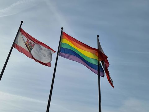 Reinickendorf hisst die Regenbogenflagge zum Tag der Transsichtbarkeit. (Bild: BA Reinickendorf)