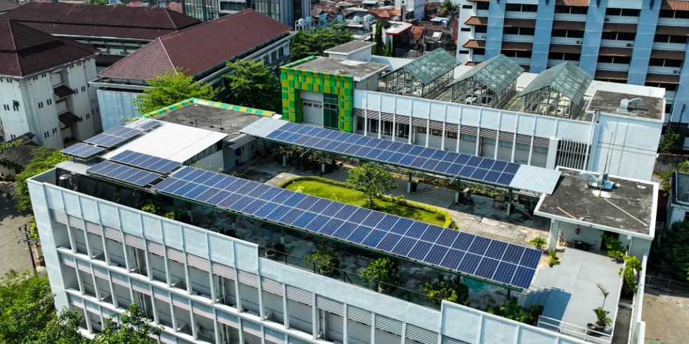 Bürogebäude mit Solardach