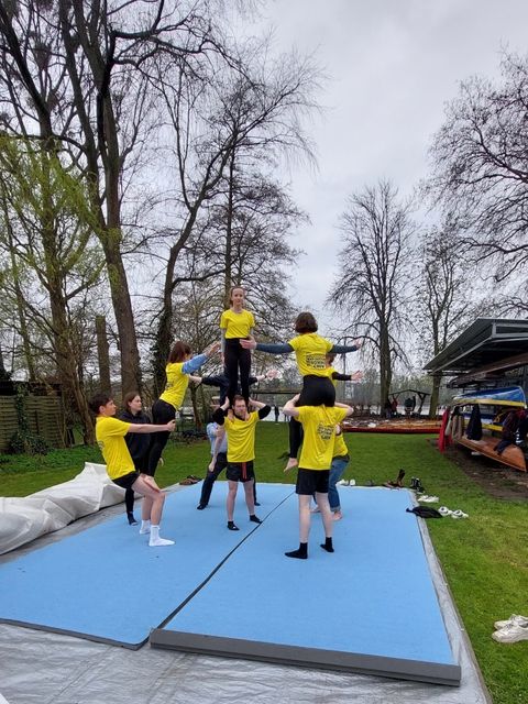 Vereinsmitglieder bei einer akrobatischen Vorführung (Bild: BA Reinickendorf)