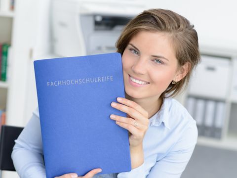 Junge Frau mit Mappe