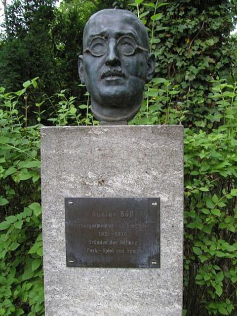 Gustav-Böß-Büste am Eingang zum Theater, September 2003