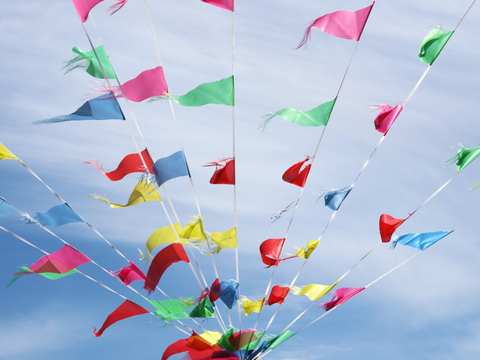 Bunte Wimpel vor blauem Himmel