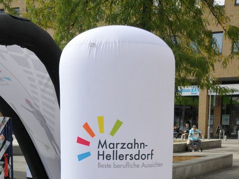 #MachsMitUns - Mobile Berufsberatung des Bezirksamts Marzahn-Hellersdorf auf dem Alice-Salomon-Platz - Aufbklasbarer Aufsteller mit dem Bezirks-Logo