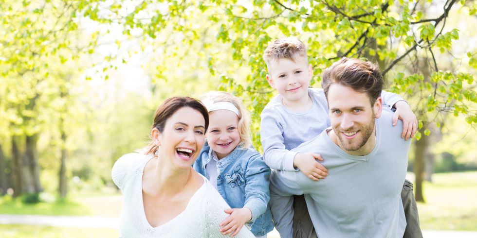 Eine glückliche vierköpfige Familie in der Natur