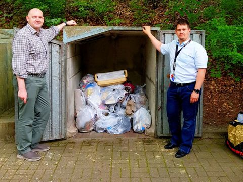 Schulleiter Thomas-Knaack (r.) und stv. Schulleiter Patrik Ulrich-Sroka (l.) mit dem Ergebnis:113,5 kg Müll (Bild: BA Reinickendorf)