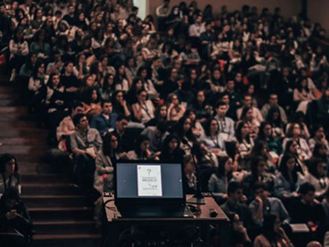 Hörsaal voller Studierenden