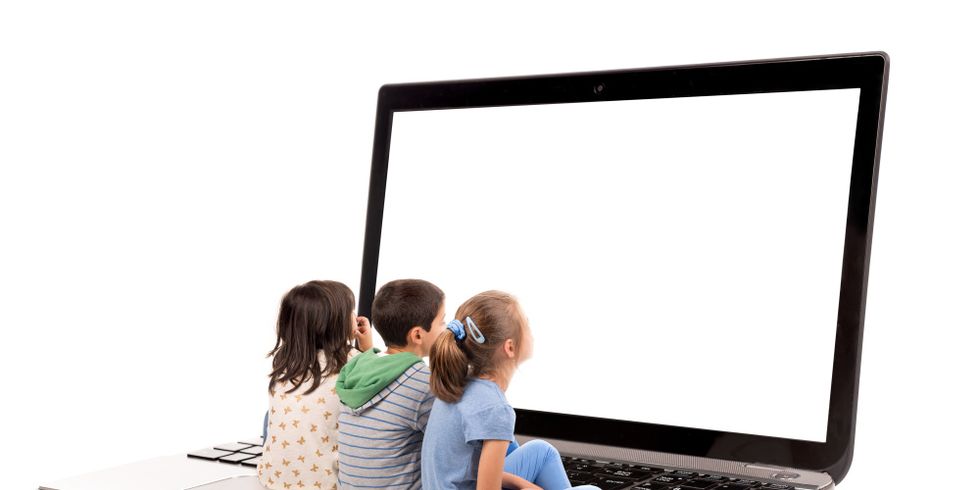 Drei Kinder sitzen auf Laptop-Tastatur und betrachten das Display