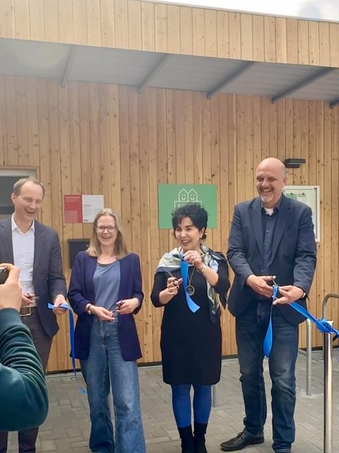 v.l.n.r. J. Kotzenbauer, Gf HOWOGE; L. Langner, Unionhilfswerk Berlin; E. Demirbüken-Wegner, Bezirksbürgermeisterin; S. Machulik, Staatsekretär f. Wohnen u Mieterschutz