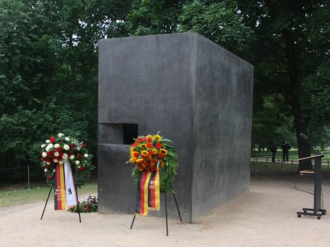 Kränze vor dem Denkmal für die im Nationalsozialismus verfolgten Homosexuellen