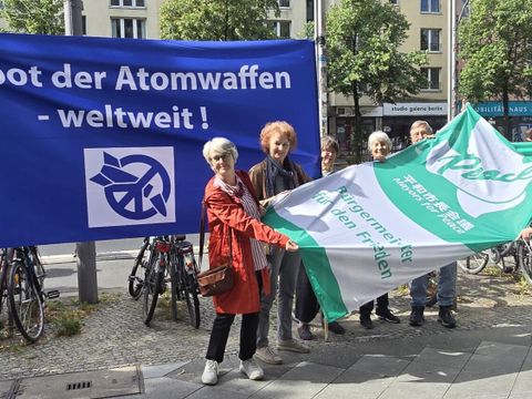 Bezirksbürgermeisterin Clara Herrmann zeigt gemeinsam mit der Initiative der Berliner Mahnwache für das weltweite Verbot der Atomwaffen sowie der Berliner Regionalgruppe des Vereins IPPNW die Flagge der „Mayors for Peace“ (Bürgermeister*innen für den Frieden)