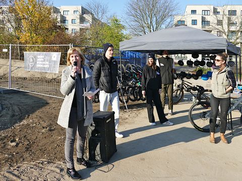 Bezirksstadträtin Heike Wessoly bei der Eröffnung des Pumptracks im Liberty-Park