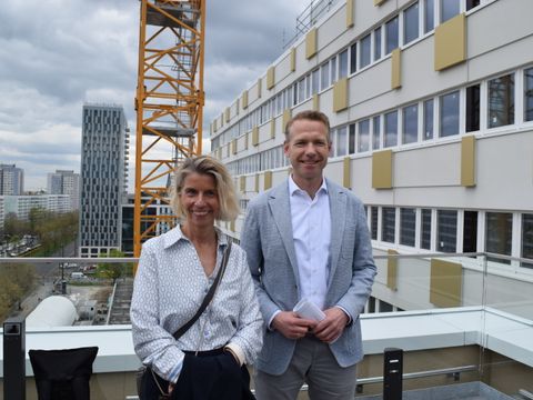 Die BIM-Geschäftsführer Birgit Möhring und Dr. Matthias Hardinghaus auf der Dachterrasse des Hauses der Statistik