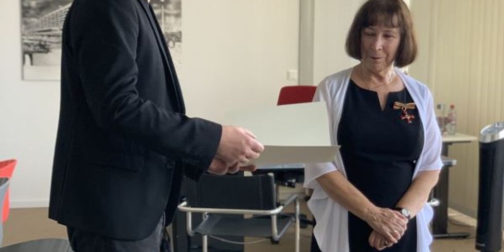Kultursenator Dr. Klaus Lederer zeichnet Monika Schulz-Pusch mit dem Bundesverdienstkreuz aus