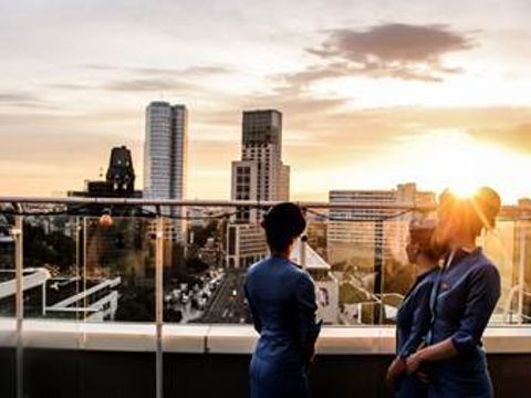 Blick von der Pan Am - Lounge mit Stewardessen