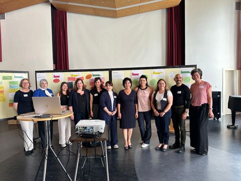Bürgermeisterin Emine Demirbüken-Wegner (5.v.r.) mit dem Organisationsteam um Katja Richter und Meltem Baskaya sowie den Moderatorinnen, Workshopleiterinnen und Referentinnen der Tagung. (Bild: BA Rdf)