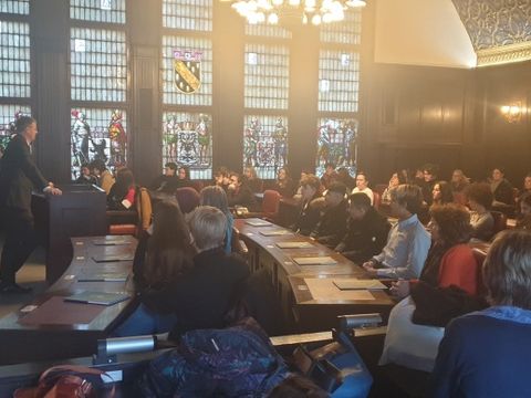 Bezirksstadtrat Dollase mit Schülerinnen und Schülern des Thomas-Mann-Gymnasiums sowie aus Frankreich, Spanien und Ungarn im BVV-Saal. (Bild: BA Reinickendorf)