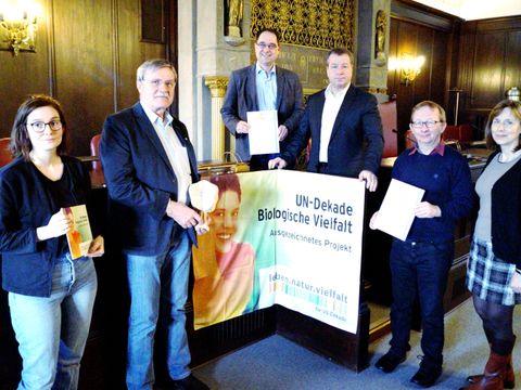 v.l.n.r.: Imke Wardenburg (Projektbetreuerin im Umwelt- und Naturschutzamt des Bezirksamtes Reinickendorf), Helmut Querhammer (Wasserbüffel-Züchter und Vertreter des Landschaftspflegeverbandes Spandau), Tillmann Albinus (Leiter des Umwelt- und Naturschutzamtes Reinickendorf), Bezirksbürgermeister Frank Balzer (CDU), Holger Brandt (SenUVK, Schutzgebiete / Landschaftspflege), Kerstin Goetz (SenUVK, Naturschutz / Landschaftspflege). (Bild: BA Reinickendorf)