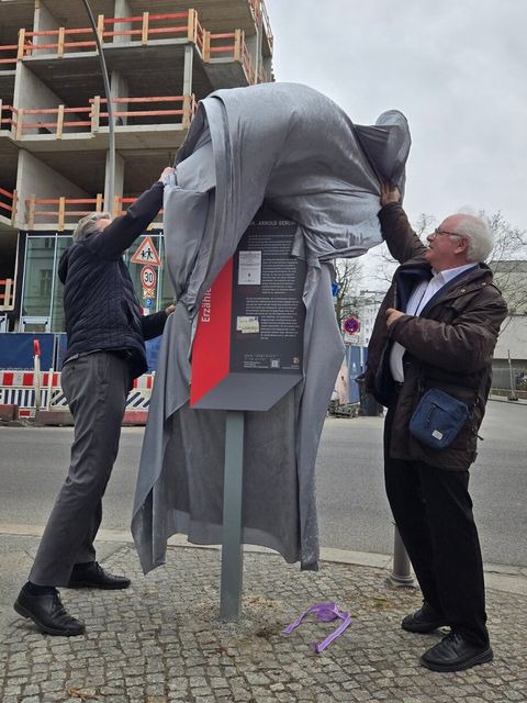 Bezirksbürgermeister Jörn Oltmann und Dr. Stefan L. Wolff enthüllen die neue Gedenktafel.