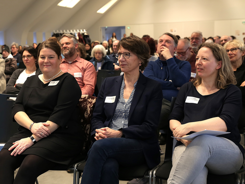 Sinja H. Meyer-Rötz, Barbara Klee-Reiter und Stefanie Gerber (von links) am Spandauer Demenztag 05.12.2024