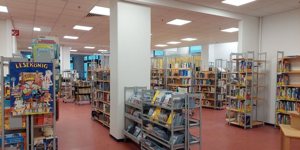 Blick in die erweiterte und renovierte Bibliothek Mahlsdorf auf zahlreiche gefüllte Bürerregale