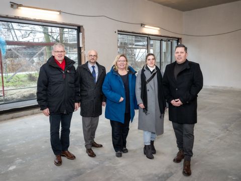 Helmut Kleebank ( MdB), Steffen Helbig (Geschäftsführer WBM), Dr. Carola Brückner (Bezirksstadträtin für Weiterbildung und Kultur) , Julia Zimmermann (desiginierte Leiterin der Stadteilbibliothek Hakenfelde, Lars Dormeyer (Geschäftsführer WBM). (Bild: (c)2025 Claudius Pflug / Berlin)