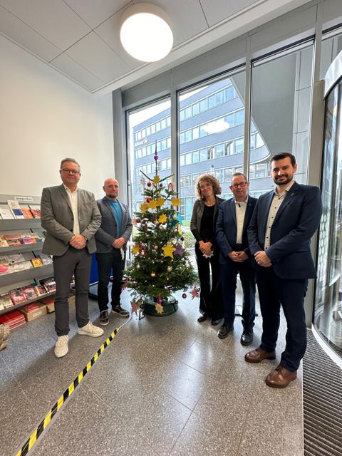 Bezirksamtskollegium vor dem Weihnachtsbaum mit den Wunschsternen - v.l.n.r.: Bezirksstadtrat Geschanowski, Bezirksstadtrat Grammelsdorff, Bezirksstadträtin Dr. Leistner, Bezirksbürgermeister Igel, Bezirksstadtrat Brauchmann
