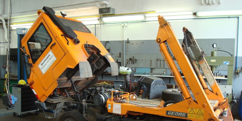 LKW in der Werkstatt