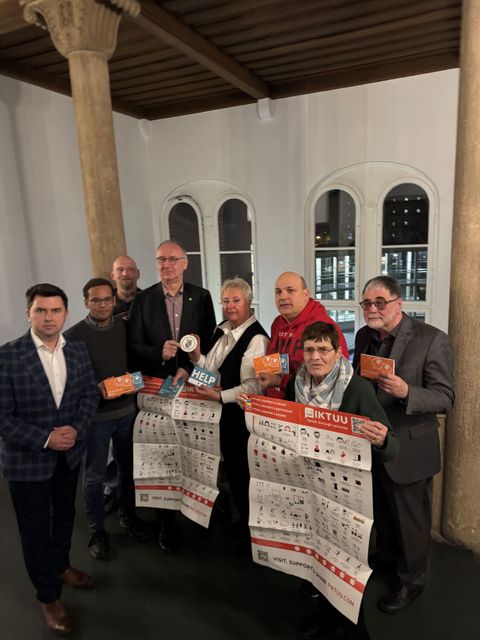 Auf dem Foto (v.l.n.r.): Tomasz Klon (CDU), Darrel Kanngießer (Vorstandsmitglied WiR e.V.), Jens-Uwe Meißner (AfD), Hinrich Westerkamp (Vorsitzender WiR e.V.), Kerstin Köppen (Vorsteherin BVV), Stefan Valentin (SPD), Karin Hiller-Ewers (Schriftführerin WiR e.V.), Andreas Rietz (B'90/Grüne) (Bild: BVV Rdf)