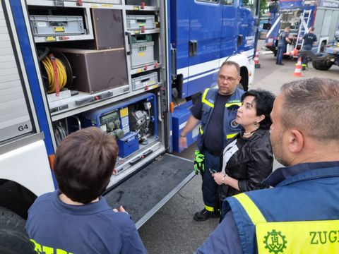 Bürgermeisterin Demirbüken-Wegner informiert sich über das Ausmaß der Verwüstungen (Bild: THW Rdf)