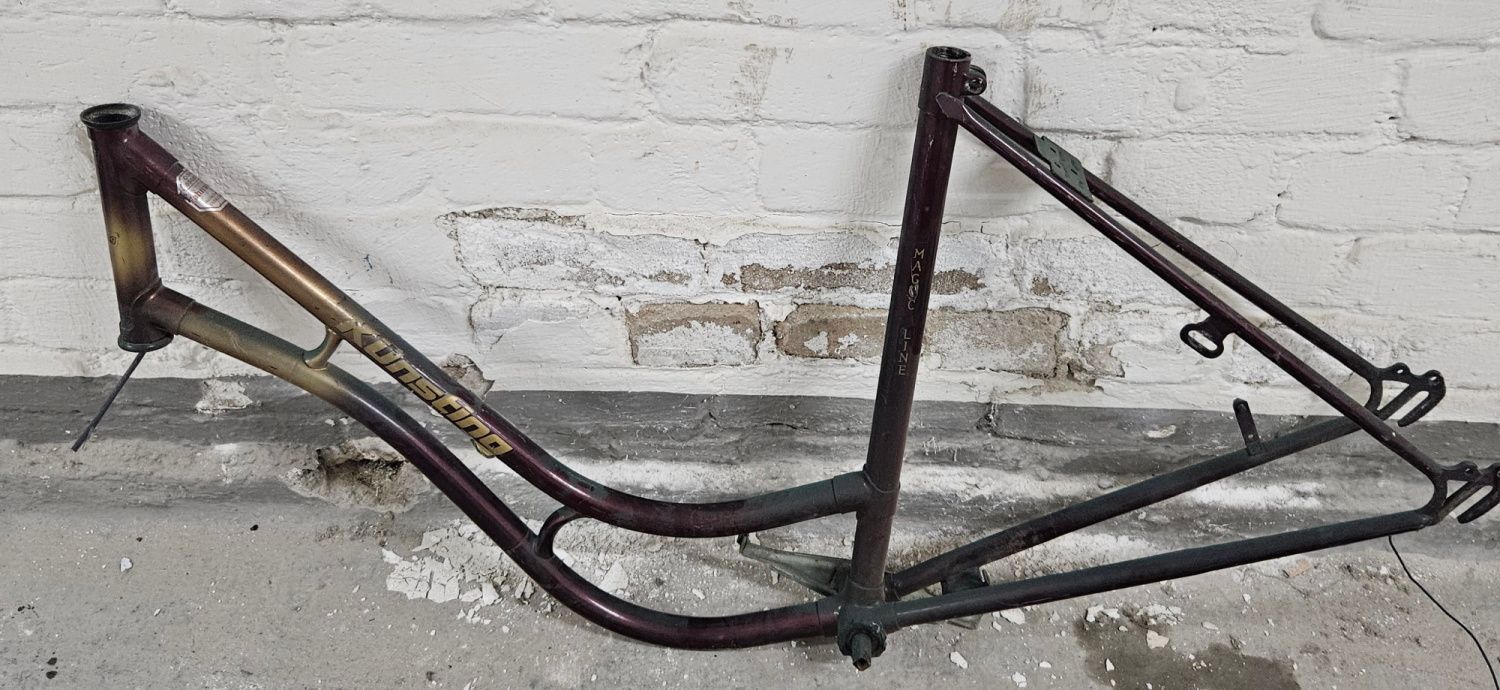 Weinrot-goldener Fahrradrahmen