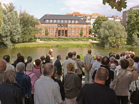 Gegenüber Kuno-Fischer-Str.8, Foto: Raimund Müller