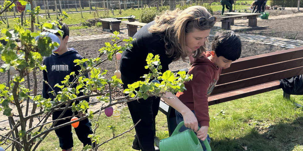 Bezirksbürgermeisterin Clara Herrmann während ihres Besuchs in der Gartenarbeitsschule
