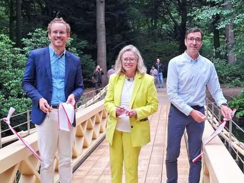 Senatorin für Mobilität, Verkehr, Klimaschutz und Umwelt Ute Bonde, Dr. Boris Reyher, Managing Director beim Planungsbüro sbp und Landeskonservator Dr. Christoph Rauhut eröffnen die Löwenbrücke. (Bild: Landesdenkmalamt Berlin, Leonie Glabau)