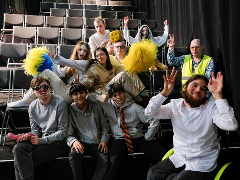 Schauspieler_innen des Ensemble Angestrahlt (Bild: Sara Klatt)