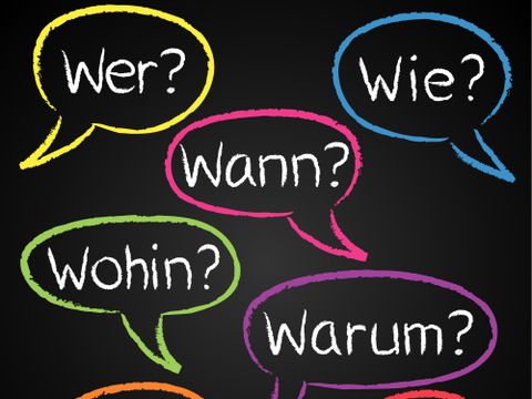 Fragewörter auf einer Tafel