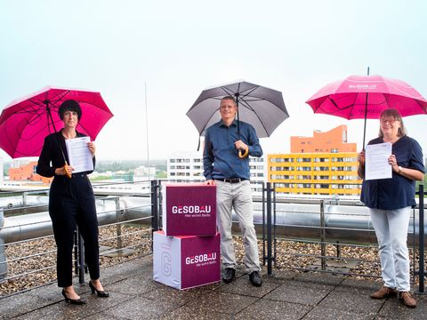 v.l.n.r. Helene Böhm (Leiterin Soziales Quartiersmanagement GESOBAU), Tobias Dollase (Jugendstadtrat) und Mechthild Flemming (stellv. Leiterin des Jugendamtes). (Bild: Lia Darjes)