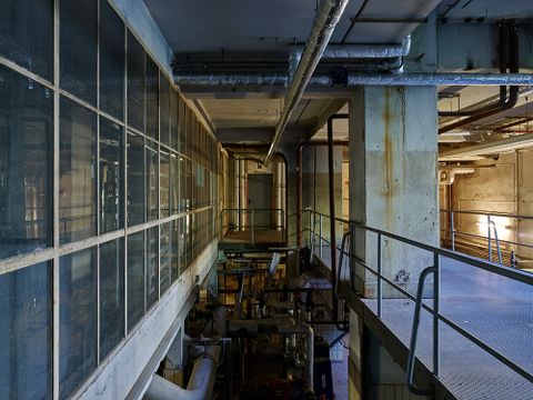 Blick in den Heizungsraum im Kellergeschoss vor der Sanierung, April 2020