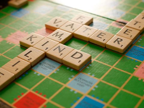 Scrabblespiel mit den Worten Mutter, Vater, Kind, Familie