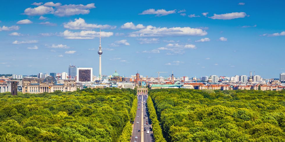 Berliner Skyline mit Tiergarten im Sommer, Deutschland