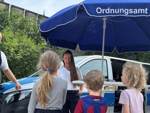 Besonders Kinder zeigten sich von den uniformierten Mitarbeiter*innen des Ordnungsamts beendruckt