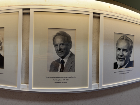 Portraits der Vorsteher der BVV Spandau hängen in einer Galerie auf dem Flur vor dem BVV-Saal im Rathaus